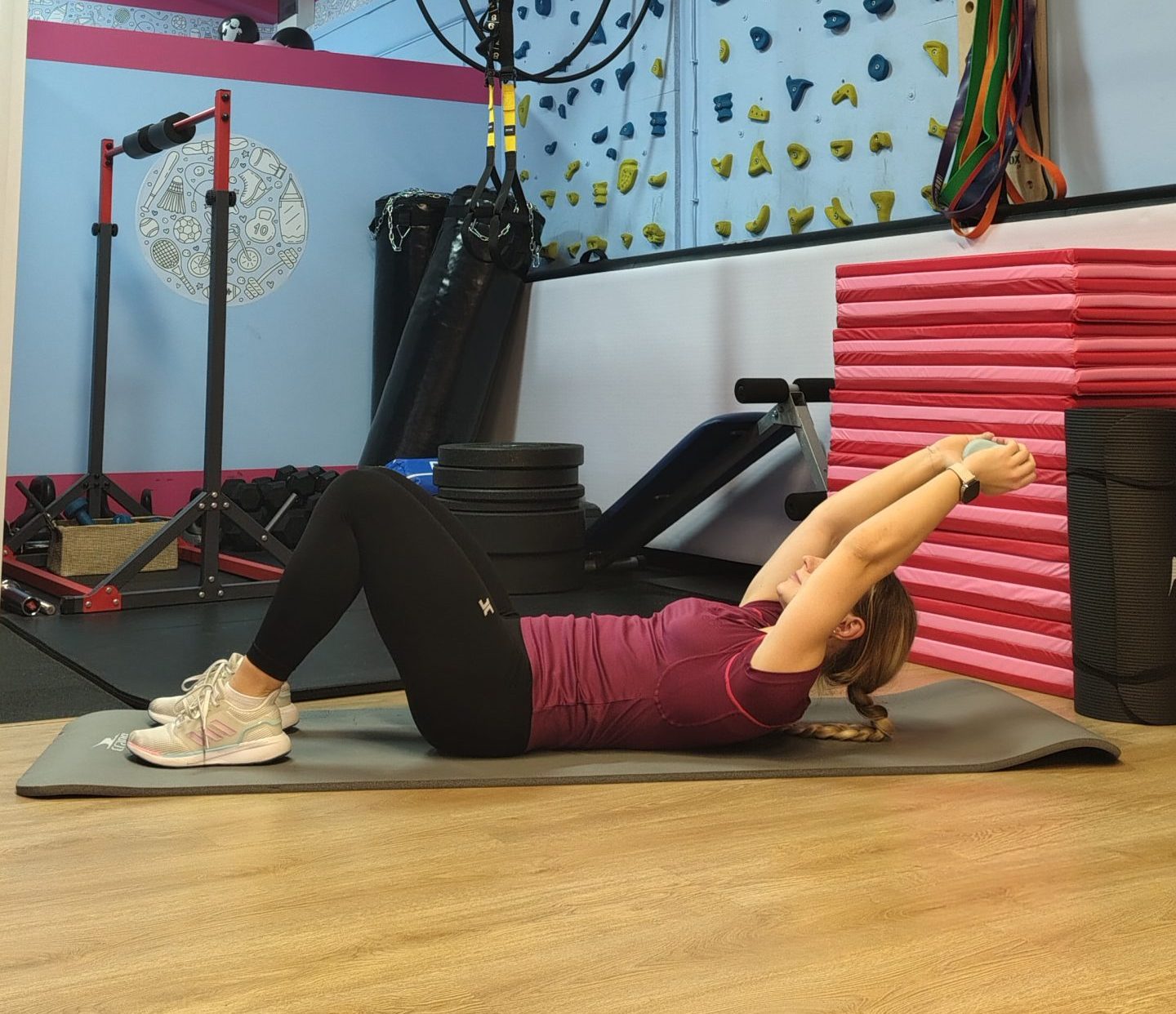 Rozciąganie przed czy po treningu? Obalamy największy mit fitness, który niszczy Twoje stawy!