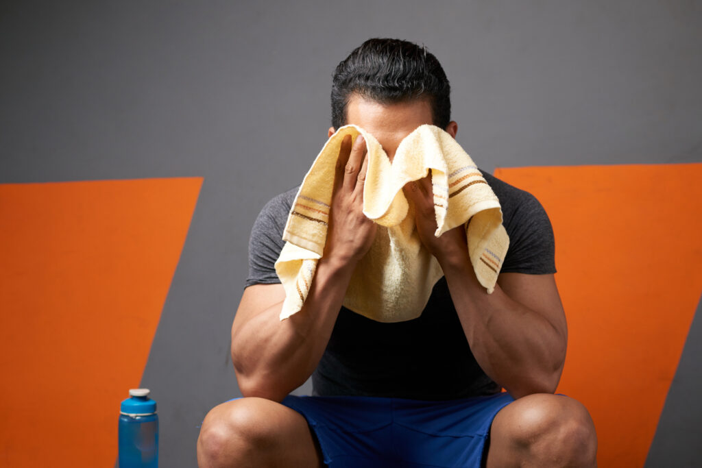 Masz wysokie ciśnienie i boisz się ćwiczyć? Sprawdź, jak mądry fitness i trening obniżają nadciśnienie bez litrów potu w PikiTiki!